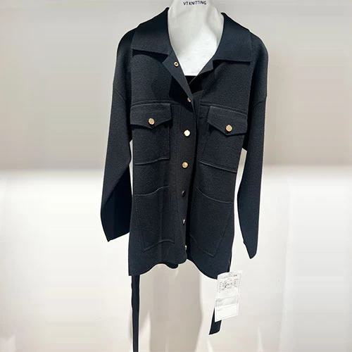 เสื้อเบลเซอร์สีดำพื้นฐาน