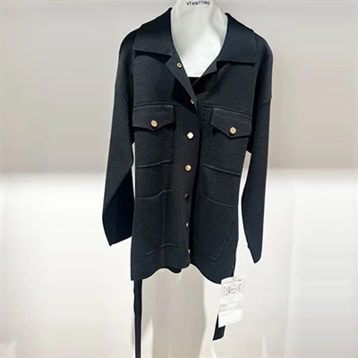 เสื้อเบลเซอร์สีดำพื้นฐาน