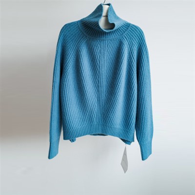 เสื้อสเวตเตอร์แบบสายถัก