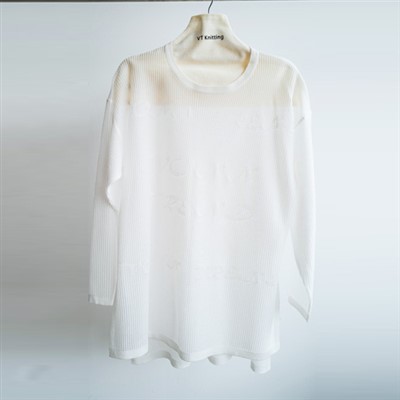 เสื้อสเวตเตอร์ถักด้วยขนสัตว์สีขาว