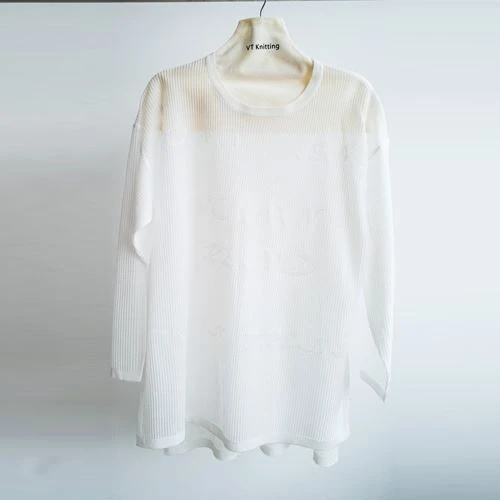เสื้อสเวตเตอร์ถักด้วยขนสัตว์สีขาว