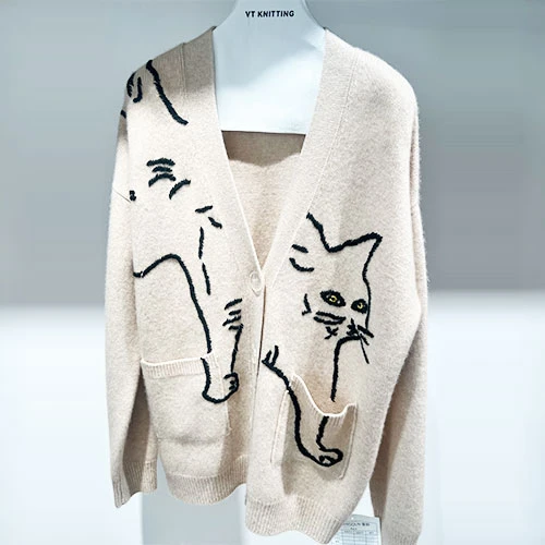 เสื้อโค้ทสไตล์ดีไซเนอร์สตรีทำด้วยผ้าขนสัตว์